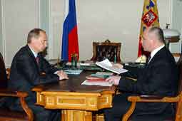 От доверия Владимира Путина (слева) к недоверию Леониду Короткову - два года. Фото 2005 г. (Фото пресс-службы президента)